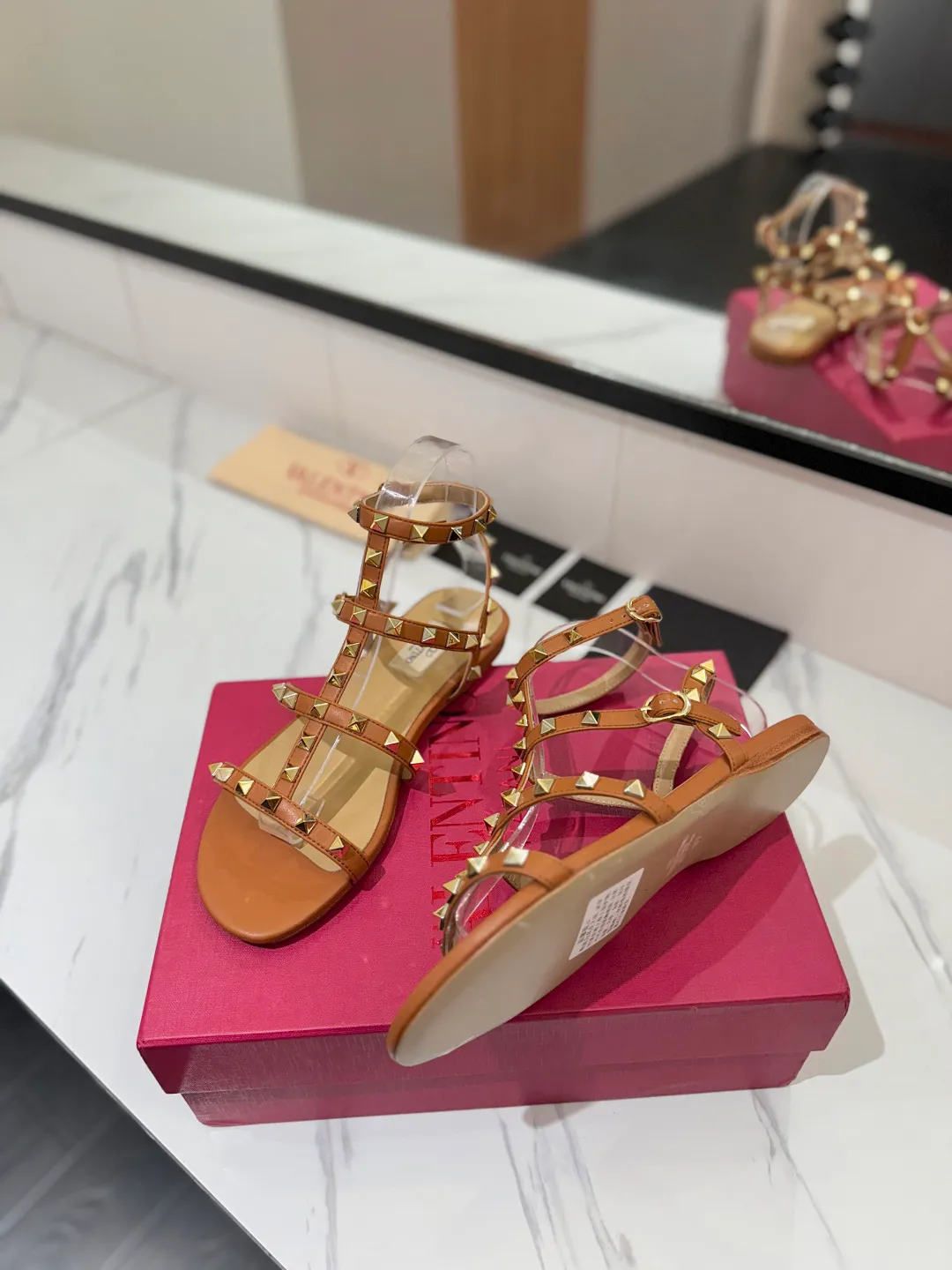 👟👟Ex-factory price 520👟👟 Valentino/Valentino rivet VT classic ankle-wrap rivet sandals, timeless 🆕 deeply rooted in people's hearts❤️A must-have item that never goes out of style🫰top replica! The side curves are perfect, the original molded custom-made rust-free rivets, and the textured hardware bring out a full sense of high-end, giving you a genuine foot feel! The first choice for high-end customers❤️ [Material] Upper: Original imported customized cowhide Inner lining: Original imported goatskin Outsole: Imported pearlescent leather outsole Code number: 35-39 [34, 40, 41, 42 are custom-made and cannot be returned or exchanged]